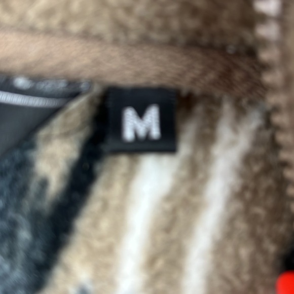 Fluid Fleece Wolf Graphic Full Zippered  Sweater size Medium - Picture 4 of 10